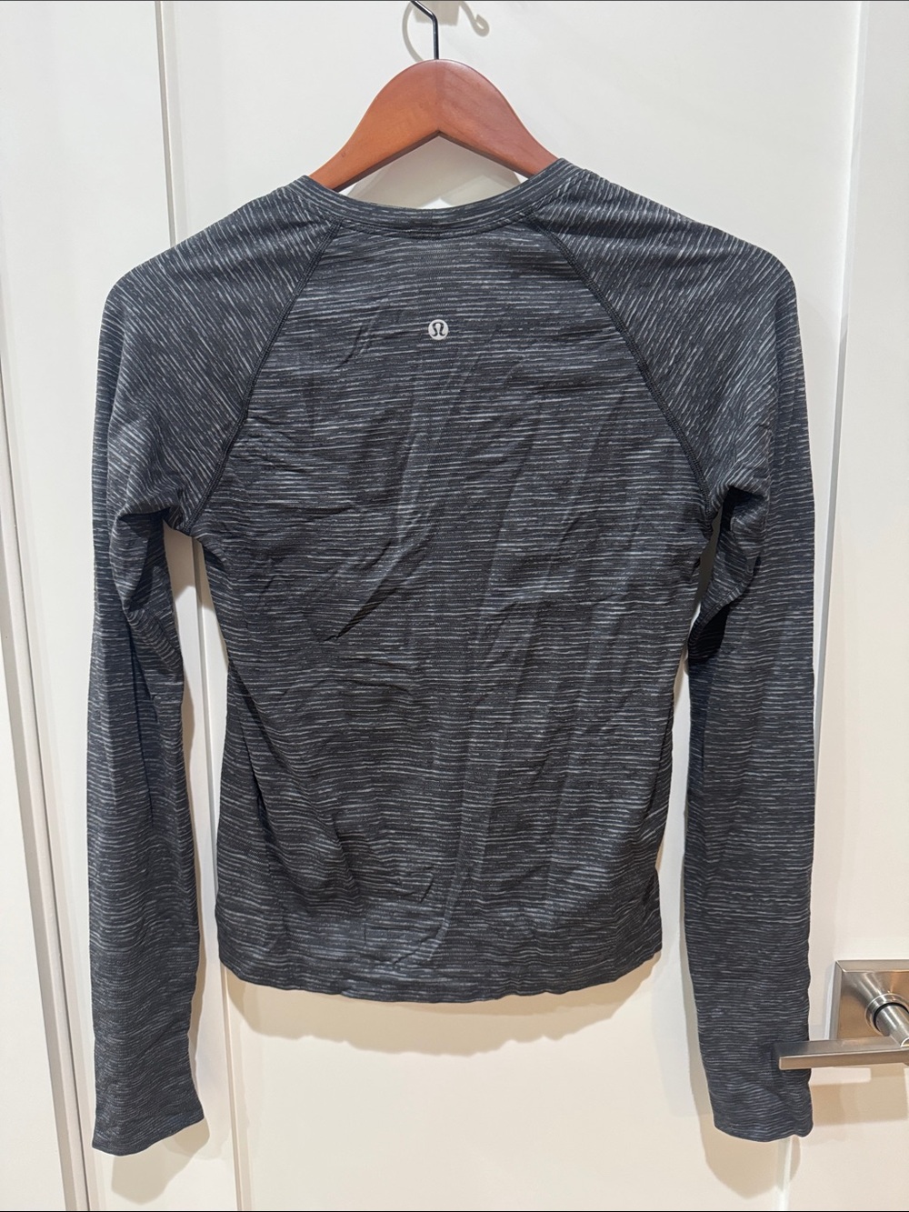 lululemon athletica Women's Long Sleeve Heathered Charcoal Gray Tee